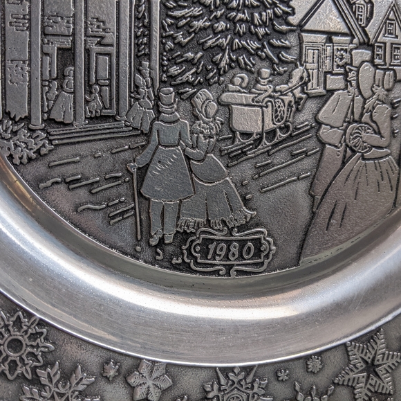 Wilton 1980 Christmas Plate with Snowflake Border - Picture 4 of 8